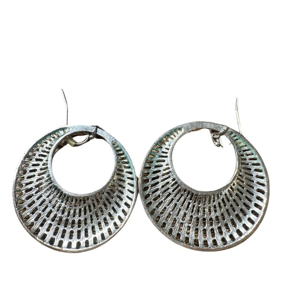 Silver Earrings (Like New - Great Condition) 🩶 - Picture 2 of 3